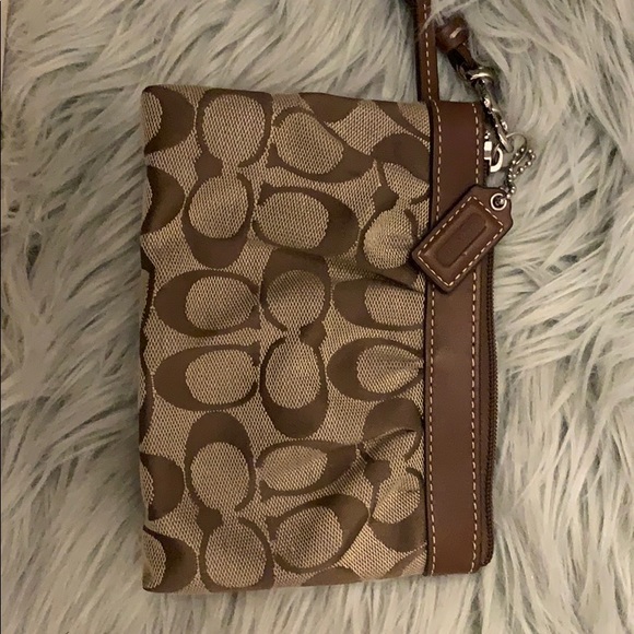 Authentic Coach classic brown wristlet - Picture 11 of 16
